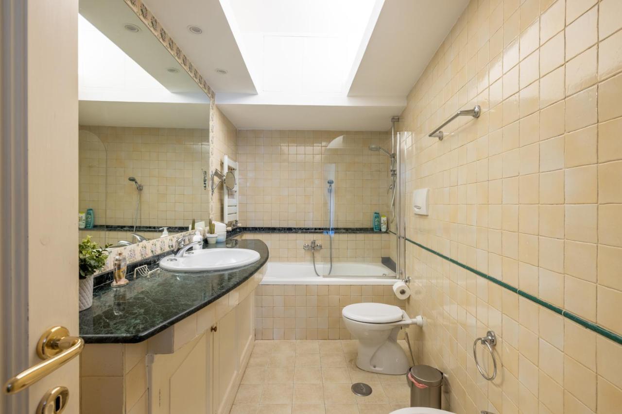 Charming Apartment With Patio A Few Steps From Colosseum Luaran gambar